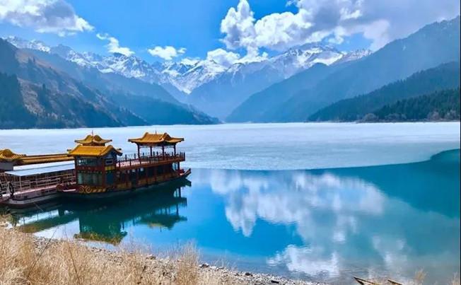 新疆旅游—"爱家乡游新疆"五一小长假游览湖水初融的天山天池,它为你